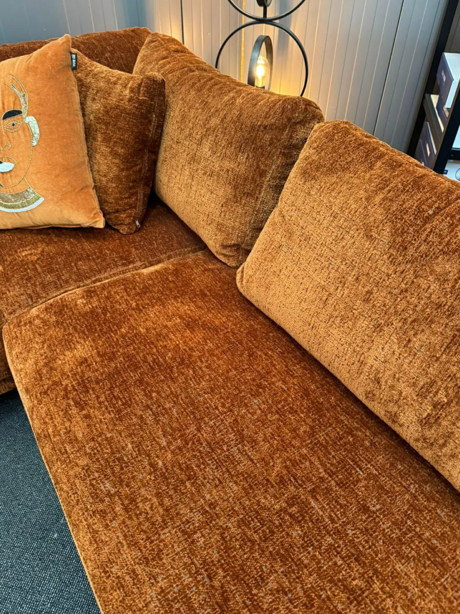 Het Anker Showroommodel Hoekbank Maltese - 2,5 zits arm links - open eiland rechts - Stof Cloud Cognac 28 Best