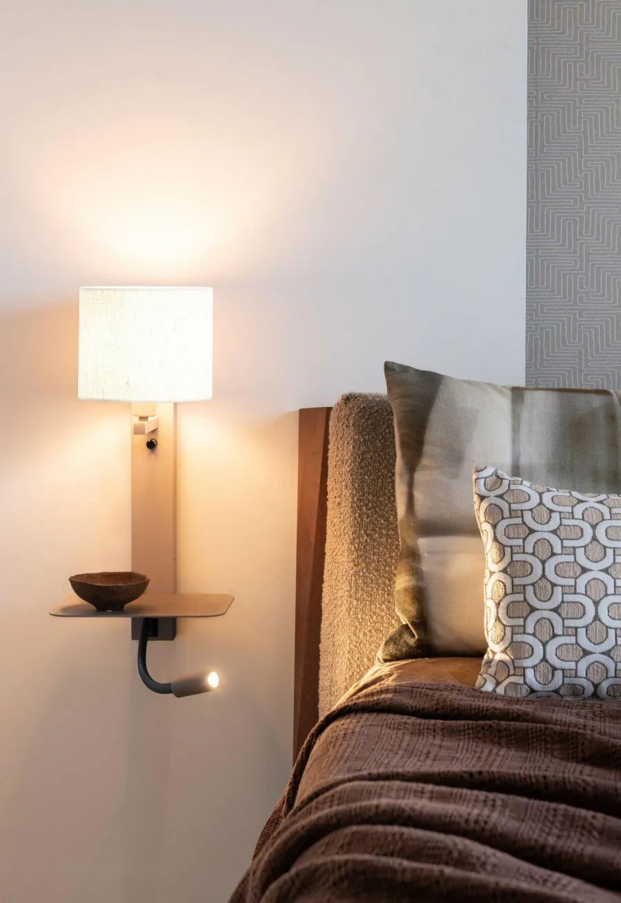 it's about RoMi Wandlamp Florence+leeslamp zand/kap 1815 wit Hot