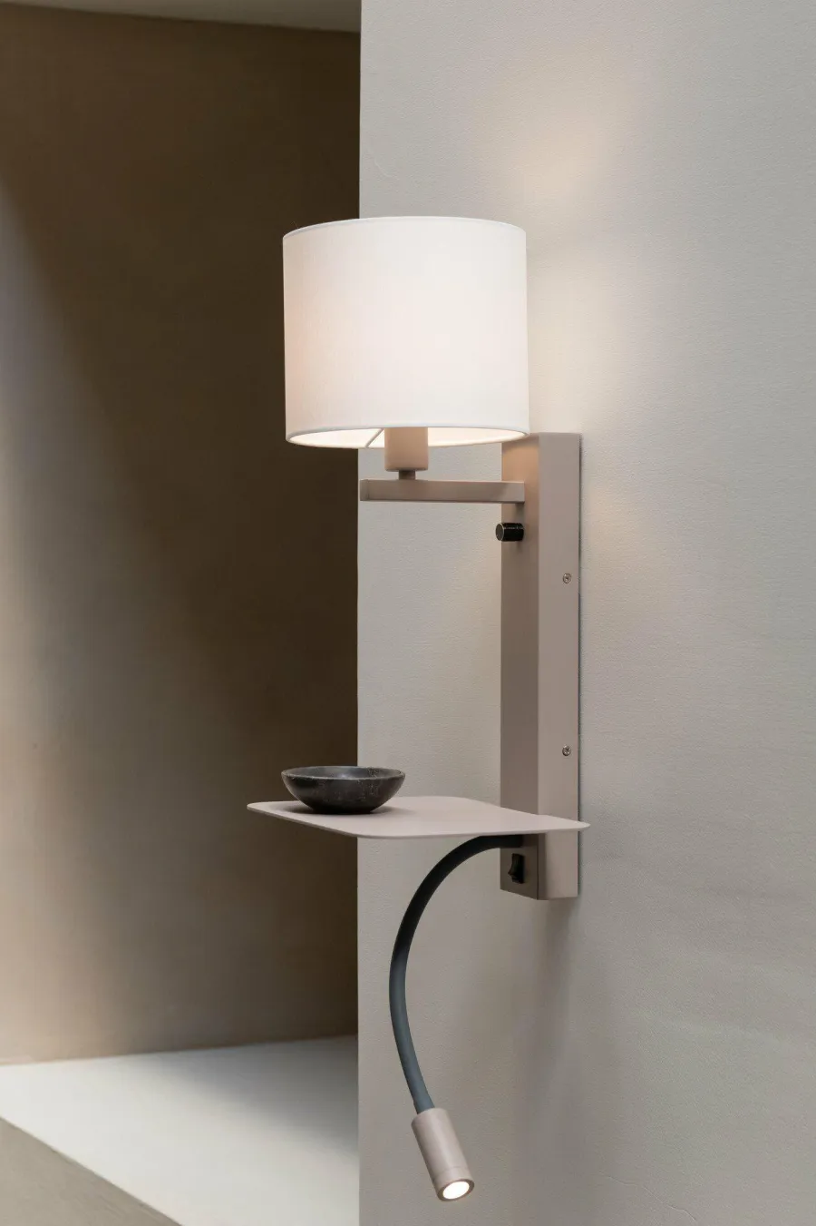 it's about RoMi Wandlamp Florence+leeslamp zand/kap 1815 wit Hot