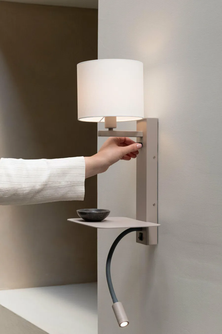 it's about RoMi Wandlamp Florence+leeslamp zand/kap 1815 wit Hot
