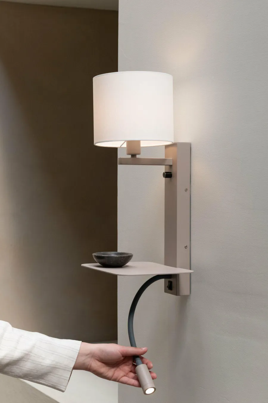 it's about RoMi Wandlamp Florence+leeslamp zand/kap 1815 wit Hot
