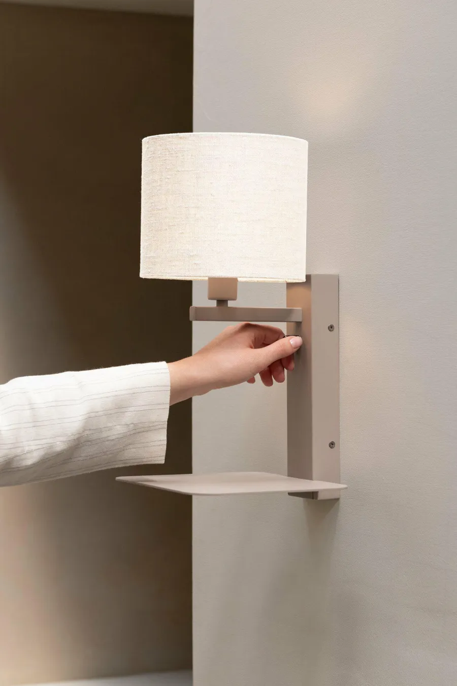it's about RoMi Wandlamp Florence zand/kap 1815 wit Best