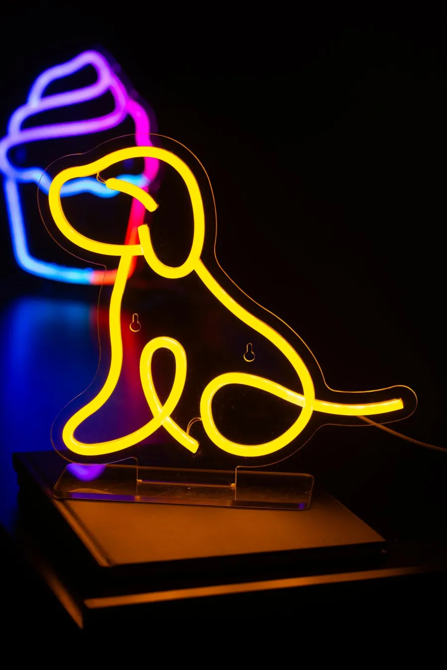 Leitmotiv Neon licht Zittende hond geel Online