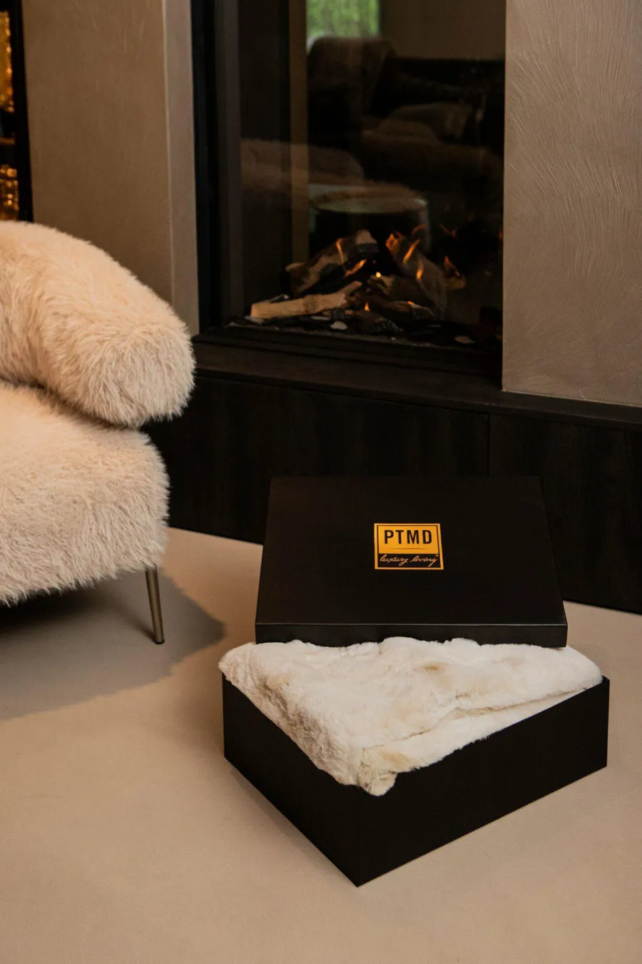 PTMD Fauteuil Hair Cream met champagne kleurige poten Outlet