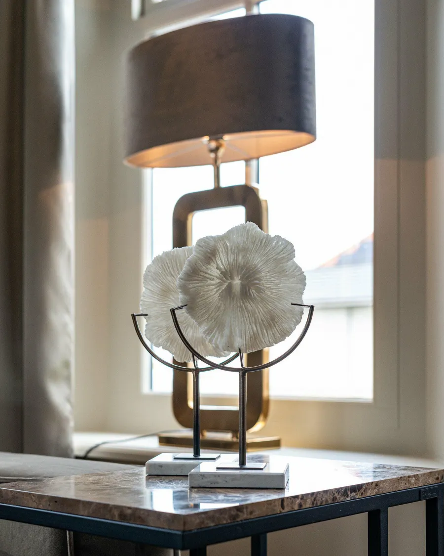 Richmond Interiors Faux koraal Jada op standaard wit