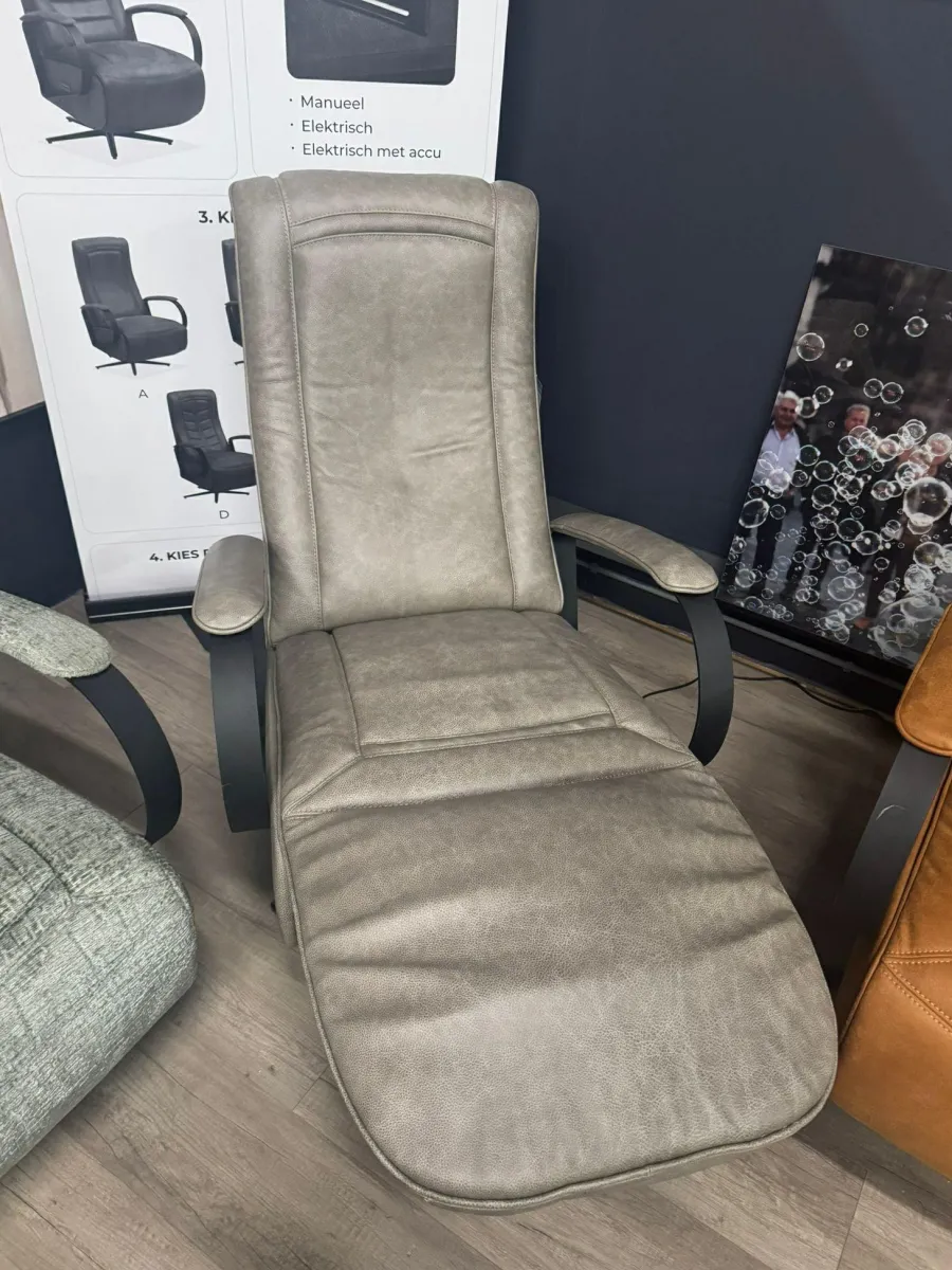 WoonMax Relaxfauteuil Queen Mustang Taupe elektrisch met accu - Showroommodel Online