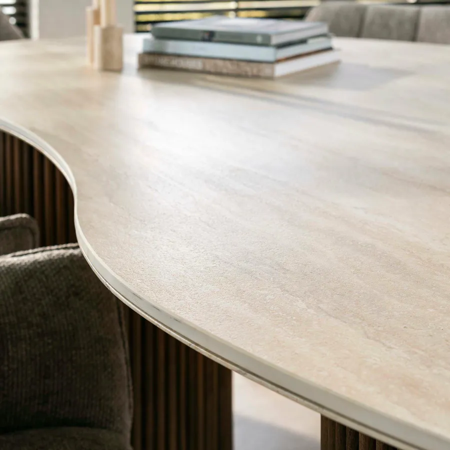 WoonStijl Eettafel Romano niervormig 215cm / 3D keramiek travertin Clearance